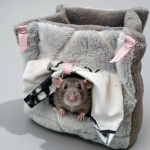 Двухъярусный домик-куб для крыс и других грызунов. Размер домика - кус со стороной 20см. Выполнен из велсофта с подкладкой 100% хб. Верхняя часть домика "крыша" выполнена в виде открытой террасы с углублением.
Швы обработаны. В комплекте 4 карабина.