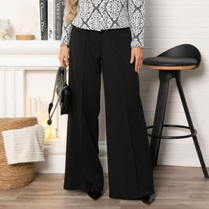 Брюки трикотажные чёрные со стрелками от бренда LT Collection. По переду застёжка на молнию и пуговицу. Благодаря своему универсальному дизайну, брюки легко комбинируются с различными элементами гардероба, что позволяет создавать образы как для официальных мероприятий, так и для повседневного стиля. Они станут незаменимым спутником для любого мероприятия. Создавайте безупречные ансамбли и будьте на высоте в любой ситуации!