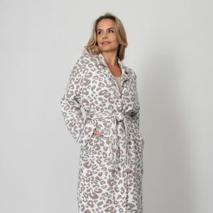 Трикотажный кардиган свободного силуэта. Плечо спущенное, рукава втачные длинные с отворотом. Кардиган застегивается на пуговицы образуя V-образный вырез горловины с отложным воротником. Кардиган выполнен жаккардовым переплетением образующим анималистический принт "леопард". В комплект входит пояс.
Состав: 10% Шерсть, 90% Пан
Размерный ряд: 48-58