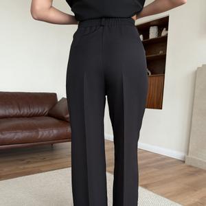 Элегантный костюм с однобортным жилетом и прямыми широкими брюками. 
Шьем под ключ или на давальческой основе.