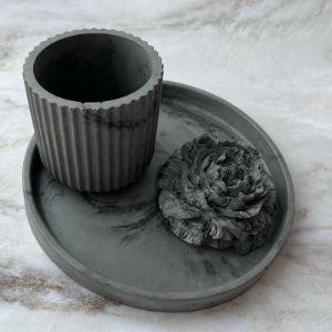 Серый набор с эффектом мрамора из круглого подноса. стакана и цветка из гипса