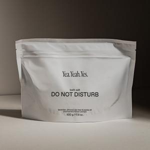 Cоль для ванны с ромашкой и эфирным маслом лаванды
DO NOT DISTURB

Закрой дверь, расслабься, оставь все дела и позволь себе быть собой. Здесь и сейчас. Поставь режим «Не беспокоить». Окунись в атмосферу полного релакса с солью для ванны Y(Y)Y и прими себя.
Сочетание розовой гималайской и морской соли позволит снять даже самое сильное напряжение после насыщенного дня. Эфирные масла лаванды и чайного дерева помогут освободить голову от лишних мыслей и легко заснуть. Экстракт ромашки, масло жожоба и миндаля напитают твое тело женственностью и любовью к себе.