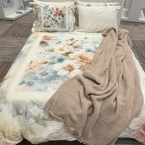 Премиальный комплект постельного белья из сатина 300 TC с 3D-принтом.
Объёмный акварельный рисунок с эффектом глубины создаёт впечатление живой цветочной композиции и придаёт интерьеру изысканную лёгкость. Плотный сатин 300 TC отличается шелковистой гладкостью, деликатным благородным блеском и высокой износостойкостью. Модель сочетает современную эстетику, премиальное качество и ощущение утончённого комфорта.