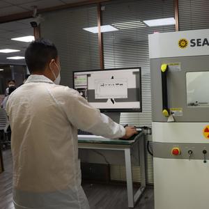 В нашей лаборатории есть рентген Seamark X5600.
При помощи рентгена обнаружим:
- пустоты в пайке;
- трещины;
- расслоение корпуса;
- плохие соединения.