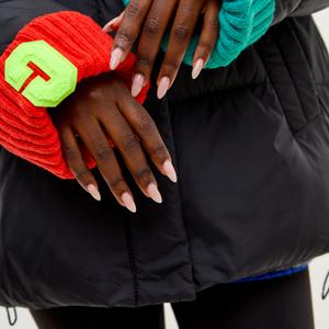 настоящее воплощение свободы и полного комфорта, которое станет идеальным решением для весны и осени. Он сочетает в себе все модные тренды сезона: оверсайз силуэт и яркие вязаные вставки на манжетах, делающие его не просто практичным вариантом для повседневного гардероба, но и ключевым элементом для создания стильного образа. Выполнен из прочного полиэстера, который гарантирует отличную водоотталкивающую защиту и водонепроницаемые свойства.  В сочетании с легким утеплителем из синтепуха он подарит теплоту в весенние дни.  В нашей теплой пуховой курточке удобно как молодежи, девушкам подросткового возраста, так и женщинам невысокого роста, в том числе и автоледи. Функциональные карманы добавляют практичности, а объемный и глубокий капюшон с высоким воротником стойкой на кнопках защитят от холодного ветра. Молния и кулиска по низу дают возможность регулировать уровень удобства в зависимости от погодных условий.