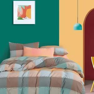 Стиранный хлопок — натуральная ткань для постельного белья из 100% хлопкового волокна. Проходит предварительную стирку на производстве, благодаря чему становится мягкой, матовой и приятной к телу уже с первого использования. Хорошо пропускает воздух, впитывает влагу, не электризуется и подходит для ежедневного сна в любое время года. Ткань устойчива к многократным стиркам, не дает сильной усадки и сохраняет форму и цвет. Оптимальный выбор для комфортного и долговечного постельного белья.