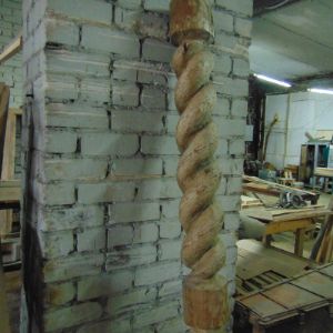 Один из видов, фигурных рубленных деревянных столбов, общая длина столба 2м.90см. Диаметр столба 200 мм. Рубленное место в виде морского каната равно 1 метру