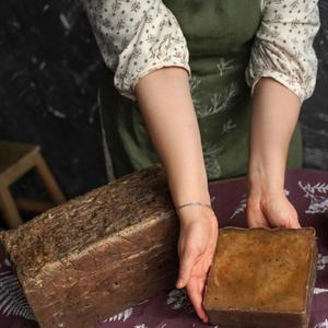 Мыло "Сила дремучего леса" 100гр — это не просто мыло, а целый ритуал ухода за кожей, который дарит ей мягкость, здоровье и свежесть. Подобно самой природе, это мыло бережно заботится о вашей коже, насыщая её витаминами и природной энергией