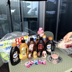 "●Длительная свежесть, сохраняющая свежесть одежды надолго
●Долговременная адсорбция в глубоких волокнах ткани
●Придаёт белью аромат уда и роз
●Тройные волокна, капсулы взрываются очаровательным ароматом
●Без фосфатов, аммиака, отбеливателя и микропластика"