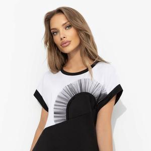 Футболка трикотажная с объёмным декором по переду от компании Charutti. Модель прямого силуэта, круглый вырез горловины. Короткие рукава. Идеальный выбор на каждый день.