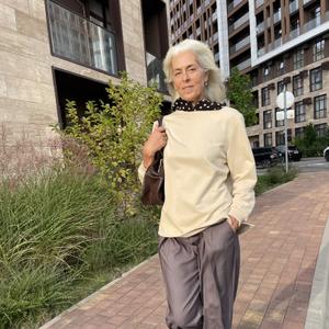 Какой должна быть идеальная одежда для женщины 40+?
✔ комфортная
✔ стильная
✔ визуально омолаживающая

Именно таким получился наш новый женский свитшот с воротником, он же — удлинённая толстовка и худи женское без капюшона. Модель оверсайз, но аккуратная, не утяжеляющая силуэт, с продуманной посадкой и эффектом «минус 5 лет» за счёт деталей.

💫 Фишка модели — съёмный воротничок

Свитшот женский оверсайз удлинённый модный дополнен съёмным воротником, который крепится на кнопки и легко снимается.
Воротничок не просто украшение — это элемент, который:

делает образ более женственным и нежным,
смягчает черты лица,
визуально омолаживает,
добавляет романтичности или лаконичности — по настроению.
Принт — в горох правильного размера: он не «взрослит» и не теряется. Это та самая магия чёрно-белого, которая работает безотказно.

💎 Качество и ткань

Модель выполнена из премиум футера диагональ, хлопок с добавлением эластана — ткань мягкая, уютная, держит форму, не вытягивается.
Это худи женское хлопковое, отлично подходящее для весны, осени и прохладного лета.

Без начёса — дышит и не перегревает.
Без капюшона — более элегантно и универсально.