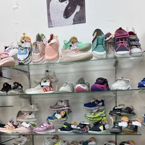 Предлагаем к закупке детский обувной ассортимент. В наличии около 900 пар детской обуви (ростовки от 18 до 36 размера) следующих брендов: Kapika, Kotofey, Kenka, Ulet, Shagovita, Zebra, Tomm, Biki, IndigoKids, LeopardKids. 
Ассортимент можно рассмотреть на нашем розничном сайте: 
Обращайтесь по телефону, можем направить подробное видео товара
 Леся