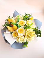 Букет из свечей нарциссы, розы, мимоза Б005
