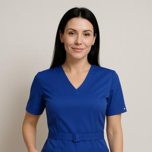 Стильный женский медицинский костюм Mark Maier — сочетание комфорта и элегантности.
	•	Идеальная посадка: подчёркивает фигуру, не сковывает движения.
	•	Премиальная ткань: дышащая, тянется, не мнётся, сохраняет цвет после множества стирок.
	•	Практичные детали: удобные карманы и пояс для акцента на талии.

Для тех, кто ценит комфорт и стиль на работе!