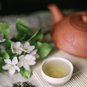 Зеленый китайский чай с жасмином. Без красителей и усилителей вкуса! Только зеленый чай и лепестки жасмина