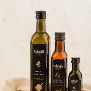 Кунжутное масло – ценный диетический продукт питания, благоприятно влияющий на здоровье. В медицине его используют для лечебного питания при нарушениях липидного обмена, при гипертонической болезни, при воспалительных и дегенеративных заболеваниях суставов. В последние годы семена кунжута и кунжутное масло активно используют для профилактики остеопороза, благодаря наличию в нем кальция, фосфора – строительных материалов для костной ткани, и фитоэстрогенов, контролирующих процессы резорбции (рассасывание, разрушение) кости. В бодибилдинге кунжутное масло употребляют для увеличения мышечной массы
Кунжутное масло может быть рекомендовано:
- для ежедневного ухода за кожей всех типов;
- для активизации липидного обмена и восстановления защитных функций эпидермиса;
- для ухода за кожей вокруг глаз и нежной детской кожей;
- для защиты от солнца;
- помогает избавиться от после угревых пятен.