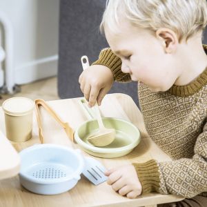 Набор посуды для детской игры от DANTOY (Дания).  Материал - безопасный биопластик на основе сахарного тростника. Полностью пригоден для вторичной переработки.