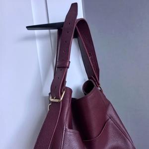 Кожаные аксессуары оптом для вашего бизнеса. Минимальный заказ — от 15 изделий

Корпоративные подарки: Статусные и запоминающиеся аксессуары с логотипом вашей компании для партнеров и сотрудников.
Производство изделий для брендов:
Разрабатывают и производят капсульные коллекции кожаных аксессуаров для fashion-брендов, бьюти-проектов и других компаний. Полный цикл — от идеи до готовой партии с вашим лейблом.

&#34;Ваш бренд, наше безупречное качество&#34;

Начните проект своей мечты уже сегодня!