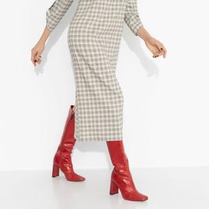 Платье трикотажное в клетку с акцентной спинкой от компании Charutti. Модель прямого силуэта, круглый вырез горловины. Укороченные рукава-реглан. Платье дополнено карманами. Это Ваш отличный образ, в котором вы всегда чувствуете себя уверенно.