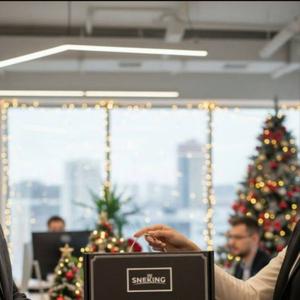 Подарок мужчине - отличный вариант. Вяленое мясо — это не просто деликатес, это настоящая находка для гурманов и любителей мясных снеков, а также идеальный подарочный набор мужчине. Мясные чипсы и джерки — идеальный перекус, который сочетает в себе высокое содержание белка и потрясающий вкус. Набор сушеного мяса, в который входят курица, индейка, свинина и говядина, станет замечательным угощением для компаний и уютных вечеров, вкусной закуской к пиву. Ассорти мясных снеков предлагает разнообразие, удовлетворяя даже самых взыскательных ценителей.