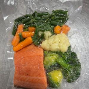 Форель филе на коже с овощами для запекания