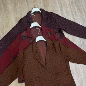 Пиджаки в стиле Кежуал
Ткань хлопок
Размеры. 46, 48, 50, 52, 54
Длина изделия 68 сантиметр
Обхват груди 120 сантиметров
Длина рукава 56 см.
Ткань на ощупь как хлопковый джинс. Дышащая.