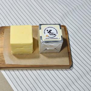 Масло традиционное (82,5%), натуральное. 200 граммов(куб 6см*6см*6см).