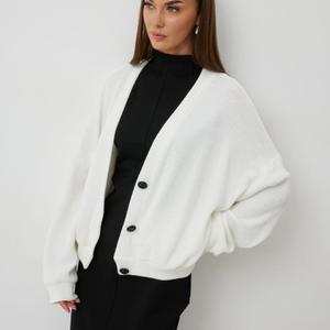 Джемпер (вязаное полотно):  
– свободный силуэт  
– спущенный рукав, одношовный, на манжете  
– декоративные петли-пуговицы  
– без кармана