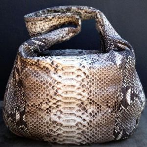 сумка  баул из натуральной кожи питона ,цена в каталоге