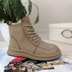 Новые стильные демисезонные ботинки LOVE TRENDY на удобной толстой платформе с боковой молнией. Сочетают практичность, комфорт и модный chunky-дизайн.
Арт. CT510-9P — Бежевый натуральный нубук (нежный нюд, элегантный и светлый).
• Размеры в наличии: 36-1, 37-1, 38-1, 39-1, 40-1, 41-1
 • Опт: Только коробами (6 пар)
 • Цена: 2570 руб./пара