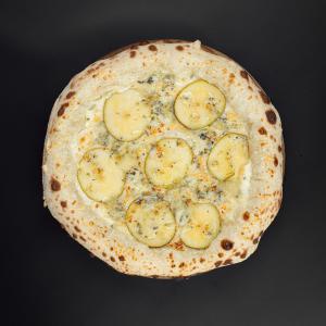 Неаполитанская пицца «Груша с горгонзолой»:
сыр моцарелла, соус сливочный, горгонзола, груша