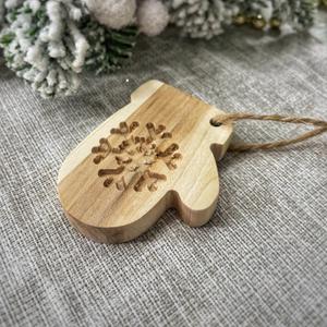 Елочные игрушки из массива дуба