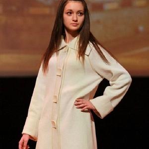 Пальто трикотажное свободного силуэта выполнено из турецкой пряжи. Рукав реглан.