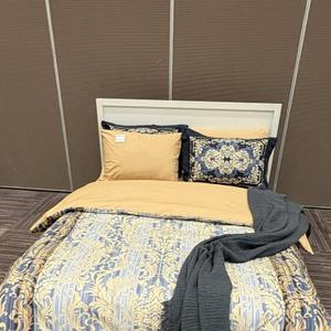 Элегантный комплект постельного белья из поплина.
Роскошный классический орнамент в благородном сочетании золотистых и глубоких синих оттенков создаёт атмосферу утончённой респектабельности. Дизайн вдохновлён дворцовой эстетикой и подчёркивает статус интерьера. Натуральный поплин отличается мягкостью, воздухопроницаемостью и прочностью, обеспечивая комфортный сон и практичность в ежедневном использовании.