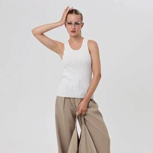 Летний топ станет незаменимой вещью в вашем базовом гардеробе.
Топ вязанный - идеальный выбор для занятий фитнесом, йогой или танцами. Наш топ будет идеально сочетаться с пиджаком .Майка женская летняя прекрасный вариант для прогулок на свежем воздухе и тренировок в зале. Однотонная, трикотажная майка свободного кроя, является универсальным выбором для любого случая и возраста. Широкие лямки (бретельки) не только придают ей изысканный вид, но и делают ее идеальной для нательного ношения.
Однотонный топ притягателен не только своей практичностью, но и своим прекрасным внешним видом. Трикотажная майка, классическая и красивая, приятная на ощупь и удобная в ношении!
Облегающий топ – это отличный выбор для женщин любого типа фигуры!