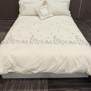 Премиальный комплект постельного белья из поплина с вышивкой.
Лаконичный дизайн в благородном молочном оттенке украшен деликатной вышивкой с растительным мотивом, придающей модели утончённость и изысканность. Натуральный поплин отличается мягкостью, воздухопроницаемостью и прочностью, обеспечивая комфортный сон и лёгкость в уходе. Идеальное решение для ценителей сдержанной классики и элегантного минимализма