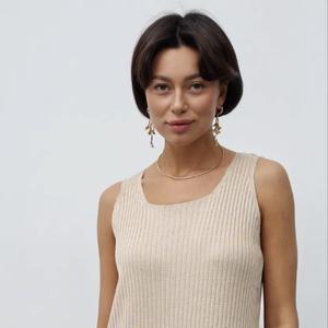 Платье лапша бренда KLARIS- это идеальный выбор для женщин, ищущих комфорт и стиль в одном.Это легкое и воздушное летнее платье идеально подойдет для повседневной носки в жаркие дни. Платье изготовлено из высококачественного трикотажного материала с содержанием хлопка.Благодаря этому составу, оно прекрасно облегает фигуру, приятно на ощупь и легко дышит, что делает его отличным выбором для летних-весенних дней. Это платье женское больших размеров подчеркнет все ваши достоинства и скроет недостатки, благодаря своему вязаному дизайну и удобному крою. С V-образным вырезом оно добавит неповторимый шарм вашему образу, Если вам требуется вечерний коктейльный образ на корпоратив, вечеринку свидание или для похода ресторан, то нарядное платье в рубчик станет отличным решением в 2026 году.Это платье без рукавов ,что делает его универсальным вариантом для создания разных образовов