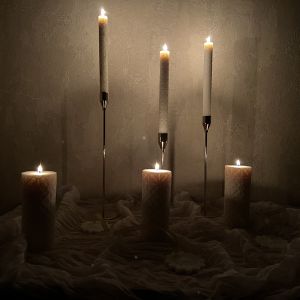 Столовый набор «Кашемир»
🕯️Столовая свеча 3 шт. 
Высота 21,5см.
Ширина 2см.
🕯️Цилиндрическая свеча 1 шт.
Высота 14,5см.
Ширина 6,2см.
🕯️Арома саше 2 шт. 
Диаметр 7см.
Арома саше можно использовать как подвес в вашем интерьере, а так же декорирования салфеток для гостей, которые они могут забрать себе в виде подарка😉