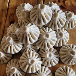 Представляем вам домашние хинкали, приготовленные по классическому рецепту! Мы используем только свежайшее мясо, смешиваем его с зеленью и традиционными грузинскими специями, а затем заворачиваем в эластичное тончайшее тесто. Главный секрет - наваристый мясной бульон, который остается внутри каждого мешочка, превращая каждый укус в праздник вкуса.