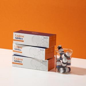 Lapiena NMN+ - это премиальный бустер, созданный для омоложения кожи на клеточном уровне.
В его состав входят:

NMN (никотинамид мононуклеотид) — предшественник NAD⁺, ключевой молекулы для выработки энергии, восстановления ДНК и активации генов долголетия.

Ниацинамид (B3) — осветляет тон кожи, регулирует себум и укрепляет барьер.

Аденозин — разглаживает морщины и повышает упругость.

PDRN — стимулирует регенерацию и заживление тканей.

Пантенол (B5) — успокаивает и восстанавливает барьер кожи.

Lapiena NMN+ обеспечивает глубокое увлажнение, регенерацию и защиту, замедляет процессы старения и возвращает коже энергию и свежесть.