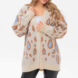 Стильный кардиган из мягкого материала — идеально для прохладных дней. Лёгкий, удобный, отлично сочетается с джинсами и платьями.