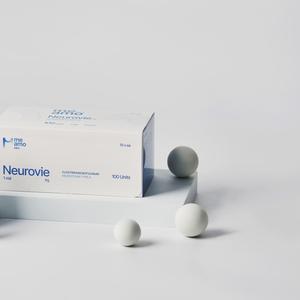 Neurovie® 100U — высокоочищенный ботулинический токсин типа A от Meamo Labs, разработанный для специалистов эстетической медицины, ориентированных на  стабильность, клиническую воспроизводимость и прогнозируемость результата.
Производство Neurovie® соответствует современным фармацевтическим требованиям к контролю качества и биологической активности.
