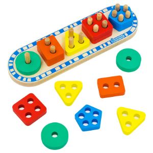 Сортер – это игрушка, разносторонне развивающая ребенка с первых месяцев жизни. Набор СОР21 представляет планку с зафиксированными деревянными штырьками для 5 разных геометрических фигур: круга, прямоугольника, треугольника, квадрата, пятиугольника. Каждая деталь имеет свой цвет, разное количество отверстий для нанизывания на штырьки и индивидуальное место на планке, которое ребенок должен найти.  
Игрушка обучает малыша сортировать предметы по форме, цвету. Помогает развивать пространственное, логическое мышление, усидчивость, память, мелкую моторику рук, стремление завершать начатые дела. Заказать сортер можно в интернет-магазине Alatoys. Товар произведен из безопасных для здоровья материалов и имеет все необходимые сертификаты.