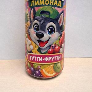 Лимонад RED WOLF со вкусом «Тутти-Фрутти»
Лимонад RED WOLF со вкусом «Тутти-Фрутти» — это сильногазированный безалкогольный напиток, предлагающий яркое, сладкое сочетание фруктовых и ягодных ароматов, напоминающее жвачку или конфеты. Он обладает освежающим эффектом, с содержанием натуральных соков, создавая насыщенный, кондитерский вкус с нотами жвачки, клубники и малины
Основные характеристики вкуса Red Wolf «Тутти-Фрутти»:
Вкус: Интенсивный, фруктово-ягодный микс, напоминающий классическую жевательную резинку Тутти-Фрутти.
Аромат: Яркий, сладкий, насыщенный.
Ощущения: Сильногазированный, сладкий, освежающий, без выраженной кислинки.
жб 0.33л