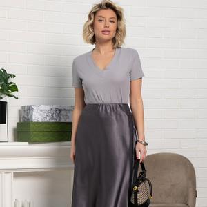 Юбка атласная в сером цвете от бренда LT Collection — настоящее воплощение элегантности и женственности. Этот базовый элемент гардероба отлично подойдет для повседневных образов на учебу или работу в офис, а также для вечерних и праздничных выходов. Модель имеет косой крой. Юбка оснащена скрытым поясом на резинке, обеспечивающим комфорт и легкость при носке. Идеальный выбор для тех, кто ценит сочетание красоты, универсальности и практичности.