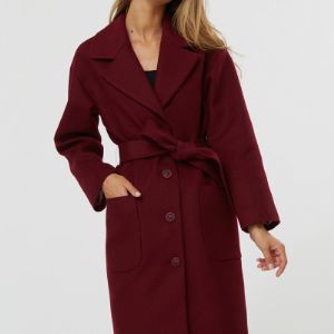 Уютное свободное пальто в стиле оверсайз со спущенной линией плеча, широкими лацканами и накладными карманами. 
Состав - 80% шерсть, 20% полиамид, подклад - 55% вискоза, 45% полиэстер
Оптовая цена 9750 руб.