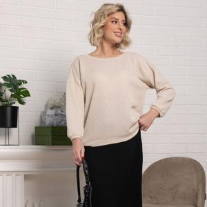 Костюм-двойка с юбкой от бренда lT Collection, состоит из джемпера бежевого цвета и юбки чёрного оттенка — ваш выбор для стильных образов. Подчеркните свою индивидуальность и безупречный вкус! Почему стоит выбрать этот костюм: Универсальность: черный джемпер и серая юбка идеально сочетаются между собой, а также с другой одеждой из вашего гардероба. Комфорт: мягкая, тактильно приятная ткань дарит ощущение уюта в течение всего дня. Актуальный дизайн: классический крой и нейтральные цвета делают костюм вечной классикой, которая всегда будет в тренде. Идеальная посадка: костюм подчеркивает достоинства фигуры, создавая женственный и утонченный силуэт. Этот костюм станет основой для множества эффектных образов – от деловых встреч до вечерних рандеву. Создавайте стильные комбинации и будьте на высоте, независимо от повода!