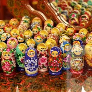 Сувенирная матрёшка. Сувенирная пятиместная матрёшка - одна из самых ходовых позиций. Небольшая, недорогая, яркая и разнообразная по стилю росписи, она первой улетает с полок.