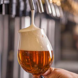 Пиво Разливное является модным веянием в мире пивоварения, которое относится к новому стилю Пэйл Эль. В результате получился освежающий микс, сочетающий в своем вкусе и аромате цитрусовые, фруктовые, хмелевые и гвоздичные нотки, придающие пиву легкое тело.