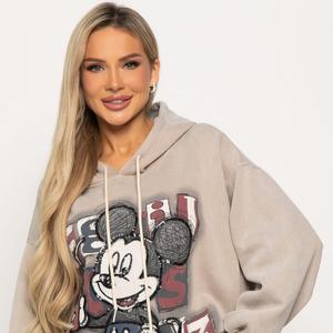 Толстовка трикотажная с капюшоном от бренда LT Collection — идеальное дополнение к вашему гардеробу. Оригинальный дизайн с изображением любимого Микки Мауса добавляет яркости и игривости вашему образу. Эта толстовка отлично подходит для повседневной носки, прогулок, встреч с друзьями и создания стильных casual-образов. Комфортный крой и мягкий материал обеспечивают уют и свободу движений, делая её незаменимой в холодное время года. Сочетайте с джинсами, леггинсами или юбками для создания модного и непринужденного стиля. Добавьте яркий акцент в свой образ с этой стильной толстовкой!